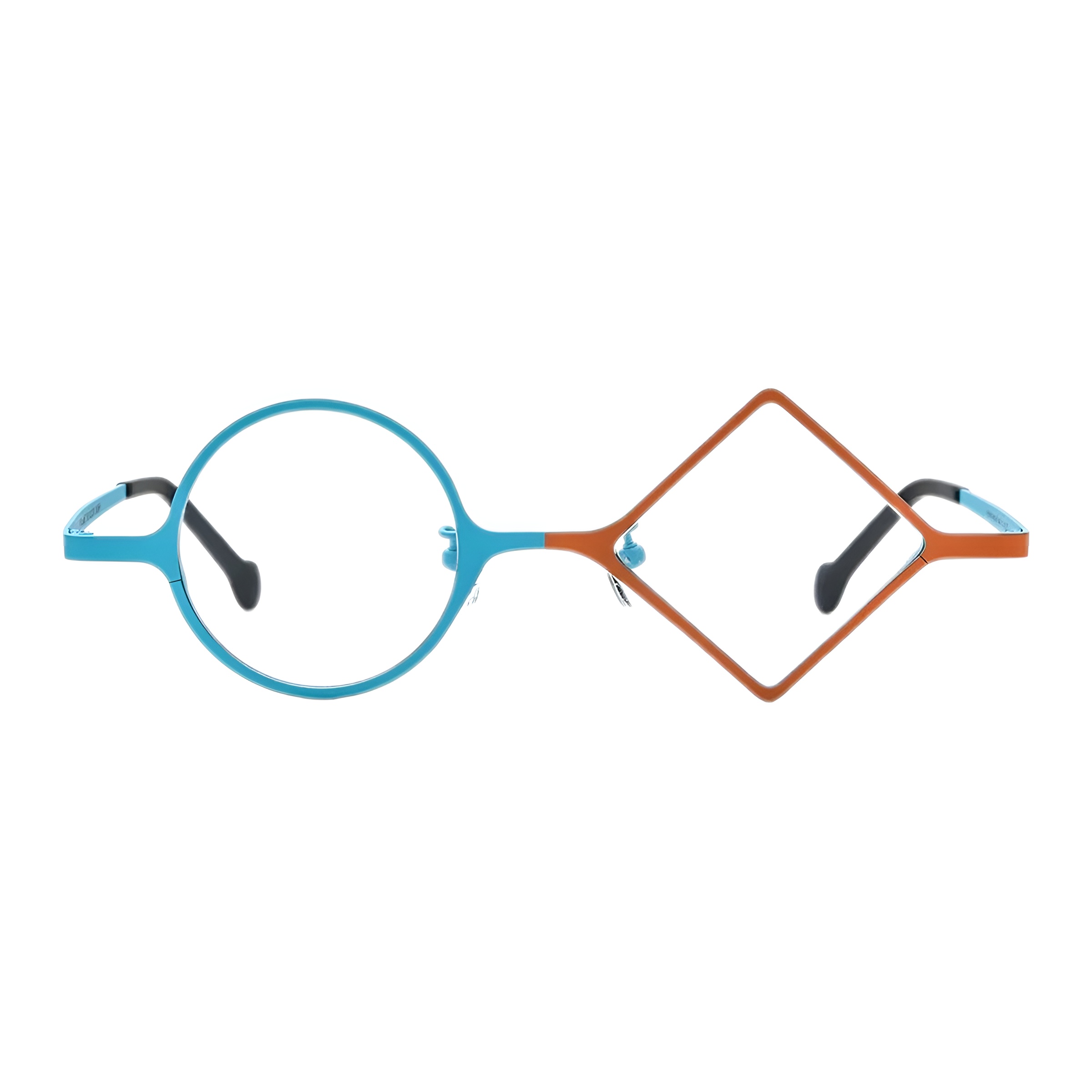 Vue de face des lunettes asymétriques montrant le contraste entre le verre rond bleu et le verre losange orange
