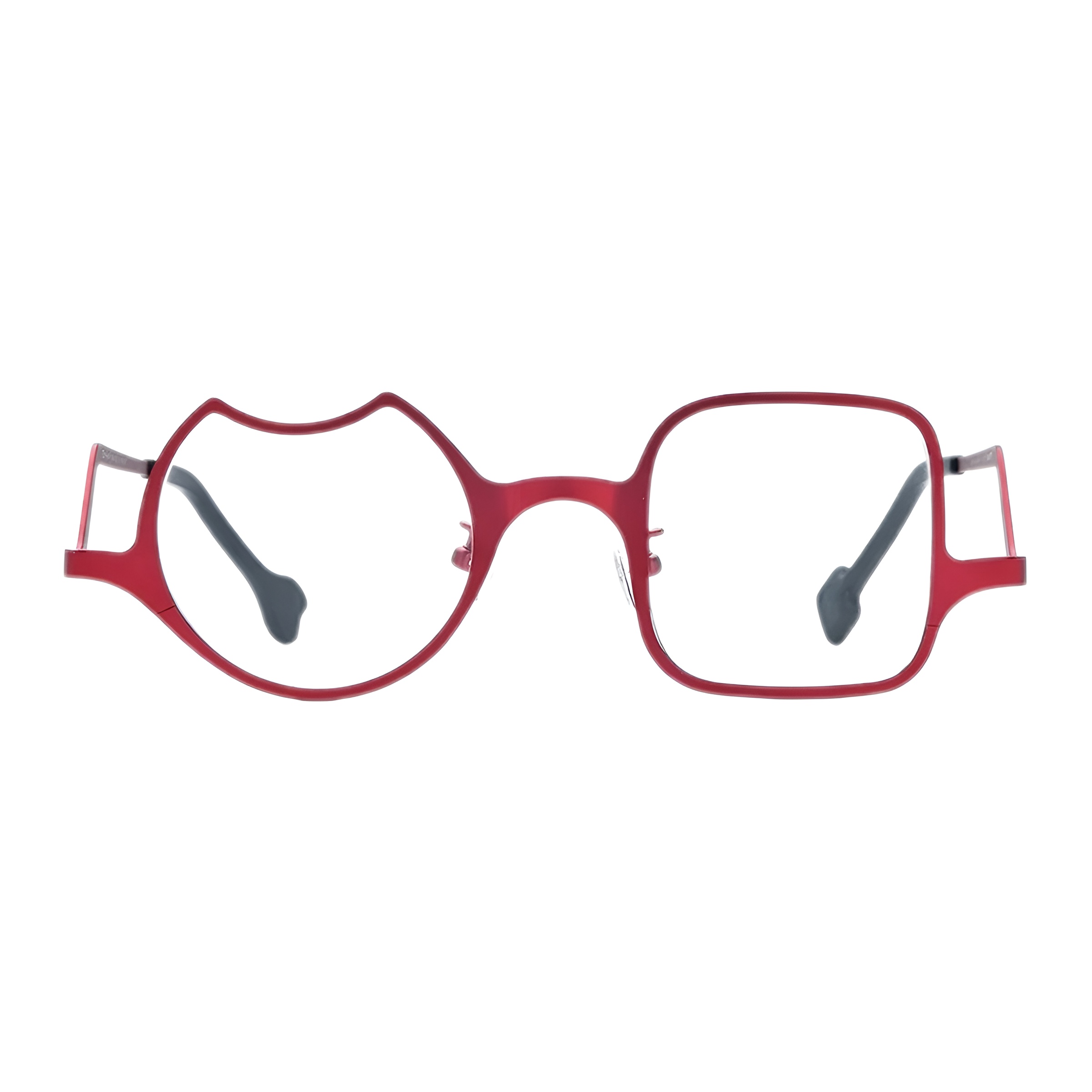 Vue de face d'une paire de lunettes rondes et carrées au design asymétrique, avec une monture en titane d'un rouge carmin vif et des manchons noirs