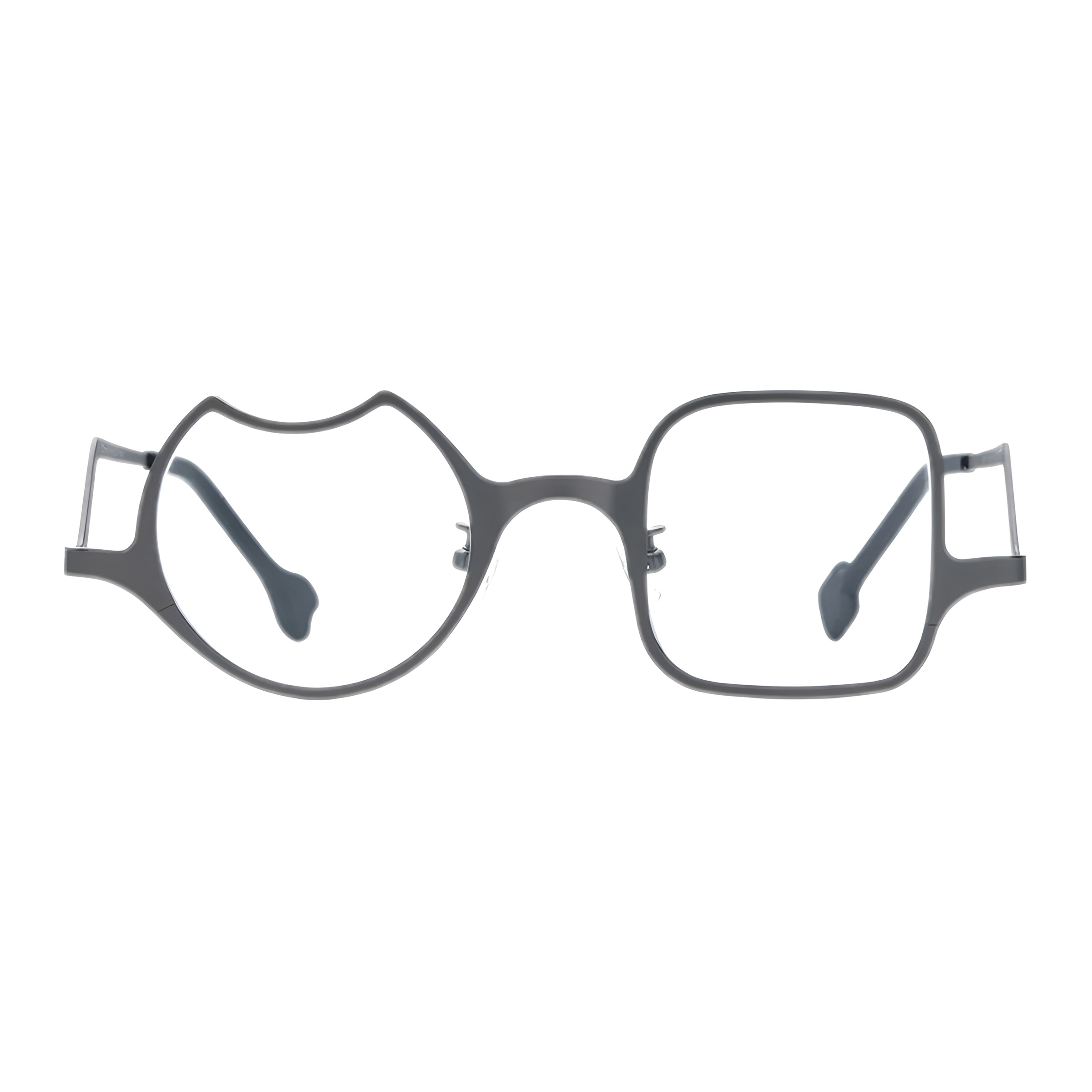 Vue de face d'une paire de lunettes rondes et carrées au design asymétrique, avec une monture fine en titane gris mat et des verres transparents